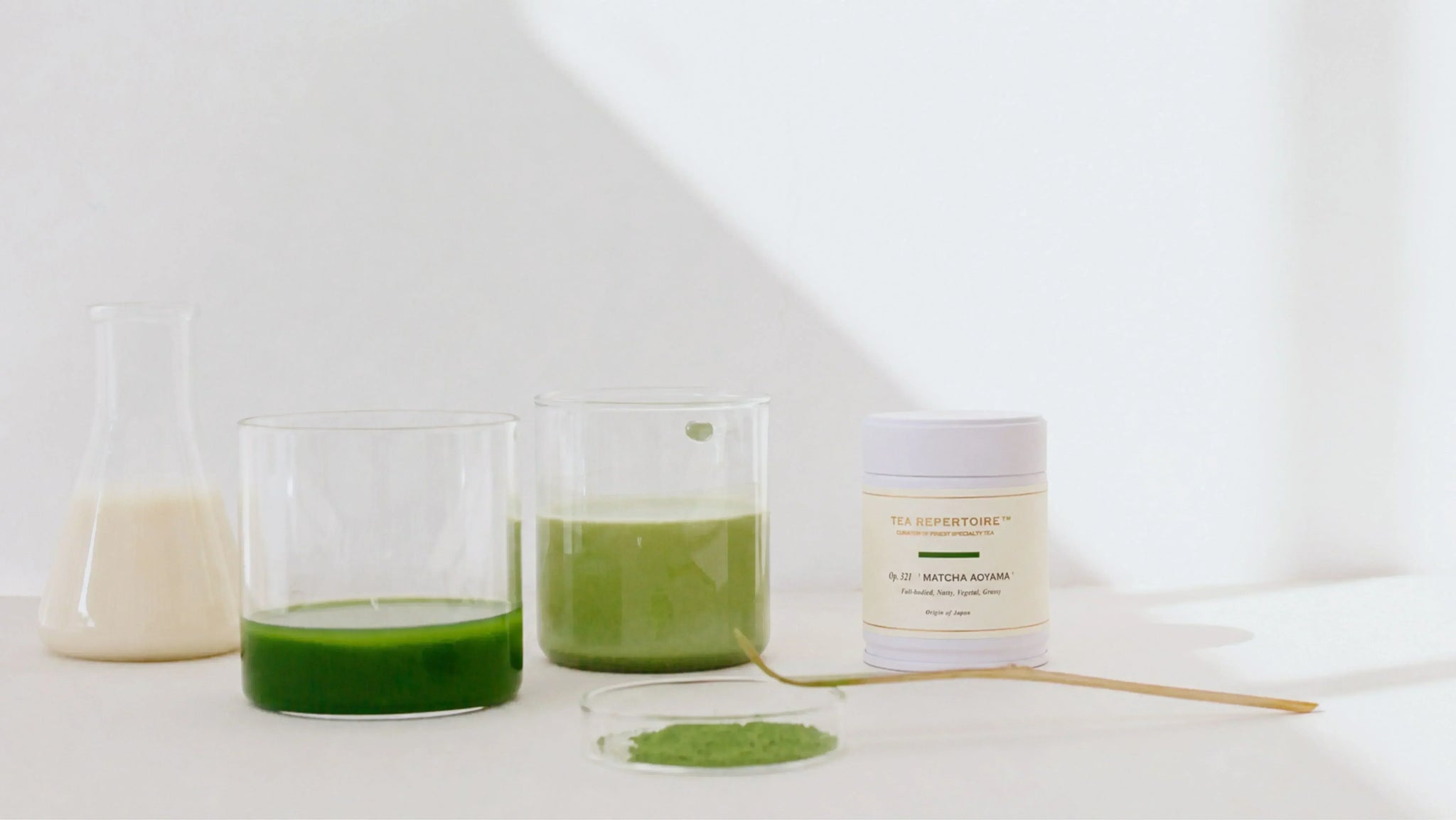 Ceremonial Japanese matcha prepared served in a cup, illustrating how to choose the right matcha according to preparation rather than marketing grades. You can see a pure matcha and a matcha latte made from Matcha Aoyama